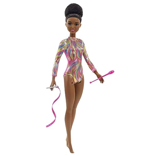 Barbie GTW37 - Brünette Puppe rhythmische Sportgymnastin (ca. 30 cm) mit schillerndem Metallic-Gymnastikanzug, 2 Keulen und Band, tolles Geschenk für Kinder ab 3 Jahren von Barbie