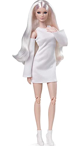 Barbie GXB28 - Signature Looks Puppe (groß, blond), bewegliche Modepuppe mit weißem Kleid und Plateaustiefeln, ab 6 Jahren von Barbie