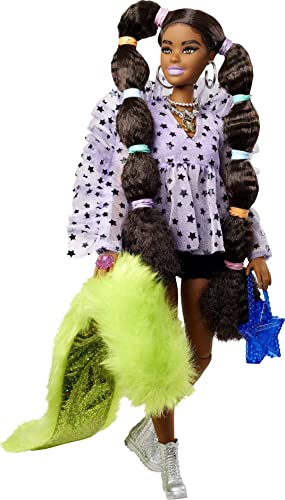 Barbie GXF10 - Extra Puppe, Top, Shorts, Pelzumhang, Haustier, Lange Zöpfe, Regenbogenfarben-Outfit, Zubehör, bewegliche Gelenke, Spielzeug Geschenk für Kinder ab 3 Jahren von Barbie