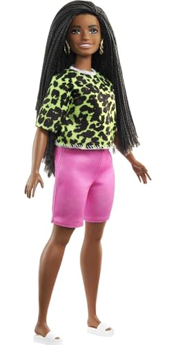 Barbie GYB00 - Fashionistas Puppe 144 (brünett) mit grünem Oberteil im Leoparden-Look, pinken Shorts, weißen Sandalen und Ohrringen, Spielzeug Geschenk für Kinder ab 3 Jahren von Barbie