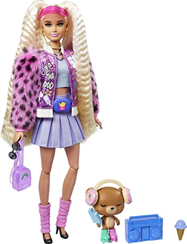 Barbie GYJ77 - Extra Puppe, mit College-Jacke mit pelzbesetzten Ärmeln und kleinem Teddybär für Kinder, Spielzeug ab 3 Jahren von Barbie