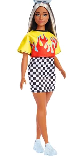 Barbie HBV13 - Fashionistas Puppe, langes gesträhntes Haar & Flammen-Crop-Top, Karierter Rock, Turnschuhe & Sonnenbrille, Spielzeug Geschenk für Kinder ab 3 Jahren von Barbie