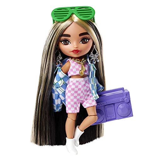 Barbie HGP64 - Extra Minis Puppe (ca 14 cm) trägt Karierte 2-teilige Kleidung und Jacke, mit Puppenständer und Zubehör wie Sonnenbrille und Boombox, Puppen Spielzeug für Kinder ab 3 Jahren von Barbie