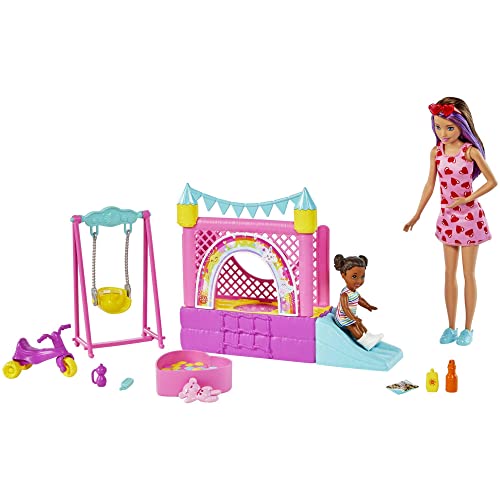 Barbie Skipper Babysitter Inc Bounce House, 1x Puppe Skipper mit braunen und lila Haaren, 1x Kleinkind mit braunen Zöpfen, Schaukel, Rutsche, Zubehör, Geschenk für Kinder ab 3 Jahren von Barbie