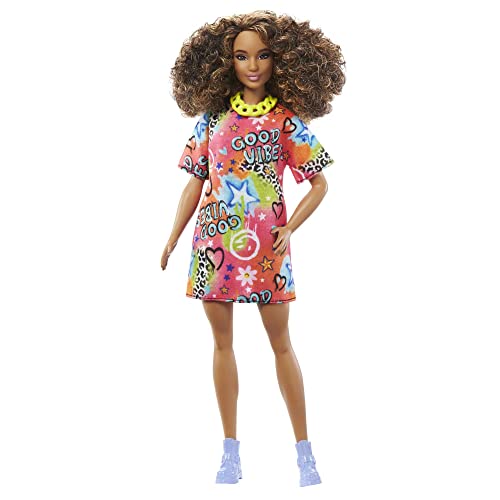 Barbie Fashionistas Puppe, Puppe mit braunem lockigem Haar, Good Vibes T-Shirt Kleid, lila Schuhe, goldene Halskette, inkl Puppe, Geschenk für Kinder, Spielzeug ab 3 Jahre,HJT00 von Barbie