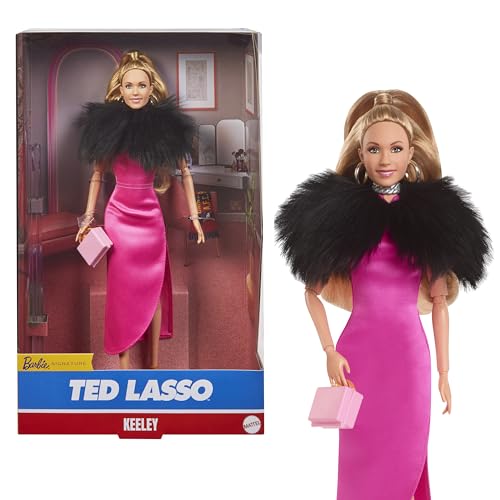 BARBIE Keeley Jones - Sammelpuppe inspiriert von Ted Lasso, knallpinkes Midi-Seidenkleid, goldene High Heels, schwarzer Umhang, goldene Creolen, pinkfarbene Handtasche, für Kinder ab 3 Jahren, HJW92 von Barbie