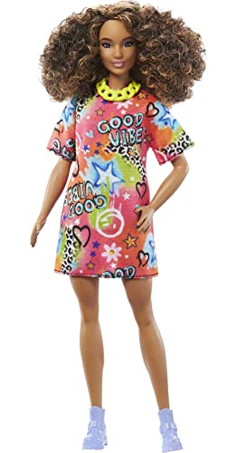 Barbie HPF77 Puppe, Spielzeug für Kinder, lockige, braune Haare, Fashionistas, athletischer Körperbau, T-Shirt-Kleid mit Graffiti-Druck, Kleidung und Accessoires, ab 3 Jahren von Barbie