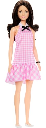 Barbie Fashionistas Puppe #224 mit welligen schwarzen Haaren, rosa Gingham-Kleid und Accessoires, sammelbare Modepuppe zum 65. Jubiläum, HRH21 von Barbie