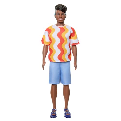 Barbie Fashionistas Ken-Puppe Nr. 220 mit Hörgeräten und breiter Körperform in einem abnehmbaren Shirt mit orangefarbenem Muster, Shorts und Plateau-Sandalen, HRH23 von Barbie