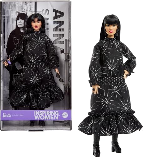 Barbie Inspirierende Anna Sui Puppe für Damen, Sammlerstück im Boho-Chic, schwarzes Kleid, Outfit mit Stiefeln, Sonnenbrille und Parfüm-Accessoire Barbie Inspirierende Anna Sui Puppe für Damen, Sammlerstück im Boho-Chic, schwarzes Kleid, Outfit mit Stiefeln, Sonnenbrille und Parfüm-Accessoire von Barbie