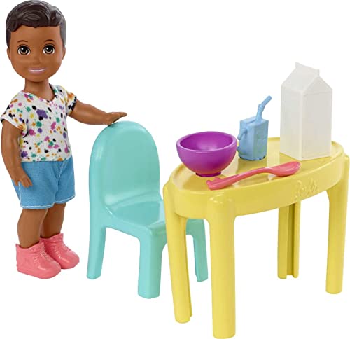 ​Barbie Kleine Puppe und Zubehör, Babysitters Inc. Kleinkind-Puppen-Set mit Tisch, Stuhl und 5 Thementeilen, Babysitters Inc. von Barbie