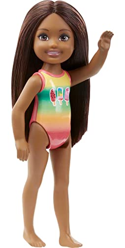 Barbie Mattel GHV56 - Beach Puppe Chelsea im Rainbow Design von Mattel