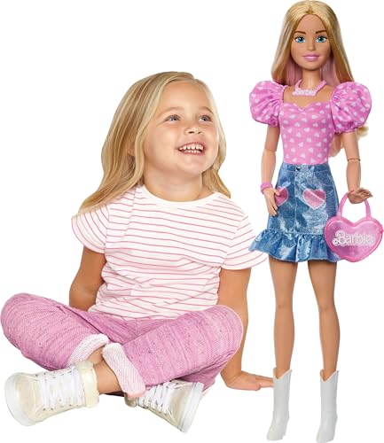 Barbie-Modepuppe blond 71 cm mit Abnehmbarer Kleidung, pinkfarbenem Oberteil, Jeansrock und Cowboystiefeln, Halskette und Handtasche, HYT84 von Barbie