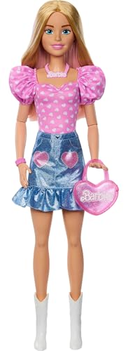 Barbie-Modepuppe blond 71 cm mit Abnehmbarer Kleidung, pinkfarbenem Oberteil, Jeansrock und Cowboystiefeln, Halskette und Handtasche, HYT84 von Barbie