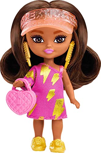 Barbie-Puppe, Extra Mini Minis brünette Puppe mit Visier und Kleid mit Blitzmuster, Kinderspielzeug, Kleidung und Accessoires, HPH20 von Barbie