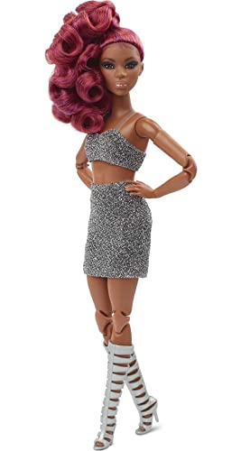 Barbie HCB77 - Signature Looks Puppe (rote Haare), voll bewegliche Modepuppe mit glitzerndem Kurzoberteil und Rock, Geschenk zum Sammeln, Puppen Spielzeug für Kinder ab 6 Jahren von Barbie