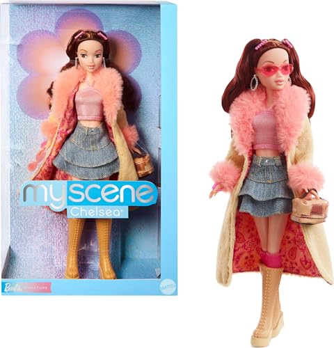 Barbie Signature My Scene Puppe und Accessoires, Chelsea im von der Jahrtausendwende inspirierten Outfit mit Schmetterlingsoberteil, Cargo-Jeans, Jeanstasche und Puppenständer, HYC19 von Barbie