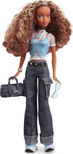 Barbie Signature My Scene Puppe und Accessoires, Madison im von der Jahrtausendwende inspirierten Outfit mit Schmetterlingsoberteil, Cargo-Jeans, Jeanstasche und Puppenständer, HYC18 von Barbie