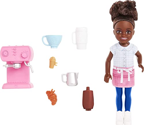 Barbie Chelsea Can Be Puppe & Spielset Brunette Barista Kleine Puppe mit abnehmbarem Outfit & 7 Karriere-Accessoires inklusive Kaffeemaschine von Barbie