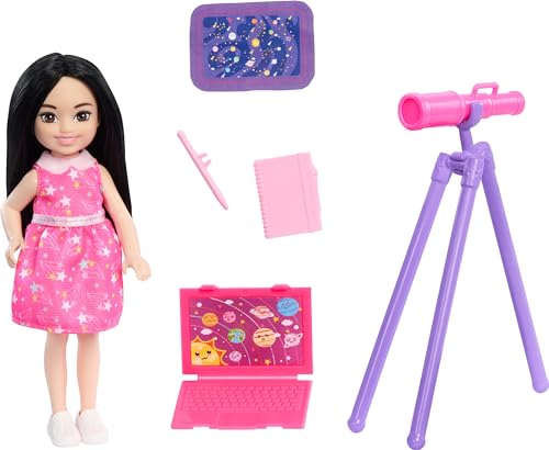 Barbie Spielzeugset, Chelsea Can Be Astronomin, brünett, kleine Puppe mit 5 wissenschaftlichen Zubehörteilen inklusive Teleskop, HTK33 Barbie Spielzeugset, Chelsea Can Be Astronomin, brünett, kleine Puppe mit 5 wissenschaftlichen Zubehörteilen inklusive Teleskop, HTK33 von Barbie
