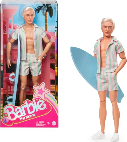 Barbie Ken-Puppe zum Barbie-Spielfilm mit gestreiftem Strand-Outfit in Pastellrosa und Grün, Surfbrett und weißen Turnschuhen, JBJ54 von Barbie