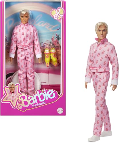 Barbie The Movie - Ken-Sammelpuppe, Ryan Gosling als Ken in rosafarbenem Overall mit „B“-Aufdruck, weißen Sneakern und bunten Inlineskates, JCP80 Barbie The Movie - Ken-Sammelpuppe, Ryan Gosling als Ken in rosafarbenem Overall mit „B“-Aufdruck, weißen Sneakern und bunten Inlineskates, JCP80 von Barbie