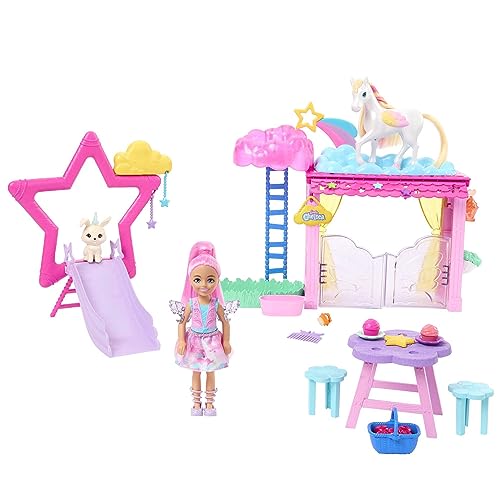 Barbie Chelsea-Puppe und Baby-Pegasus Spielset, geflügeltes Spielzeugpferd, Barbie A Touch of Magic Ein verborgener Zauber Set mit Stall, einem Hasen und Zubehör, JCW56 von Barbie