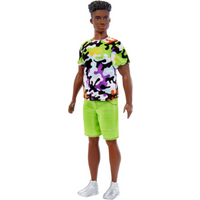 MATTEL HBV23 Barbie Ken Fashionistas Puppe, athletisch, schwarzes lockiges Haar, buntes Shirt von Barbie