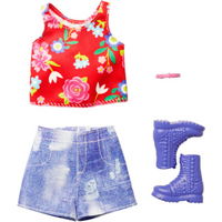 MATTEL HBV33 Barbie Fashion Set ärmelloses Oberteil mit Blumenmuster, Jeans-Shorts, trendige blaue Stiefel und Armband von Barbie