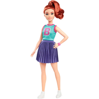 MATTEL HYT90 Barbie Fashionista Puppe im Jersey-Oberteil und Faltenrock von Barbie