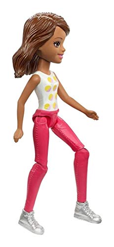 Mattel Barbie FHV56 On The Go Puppe (brünett mit Pünktchenshirt) von Barbie