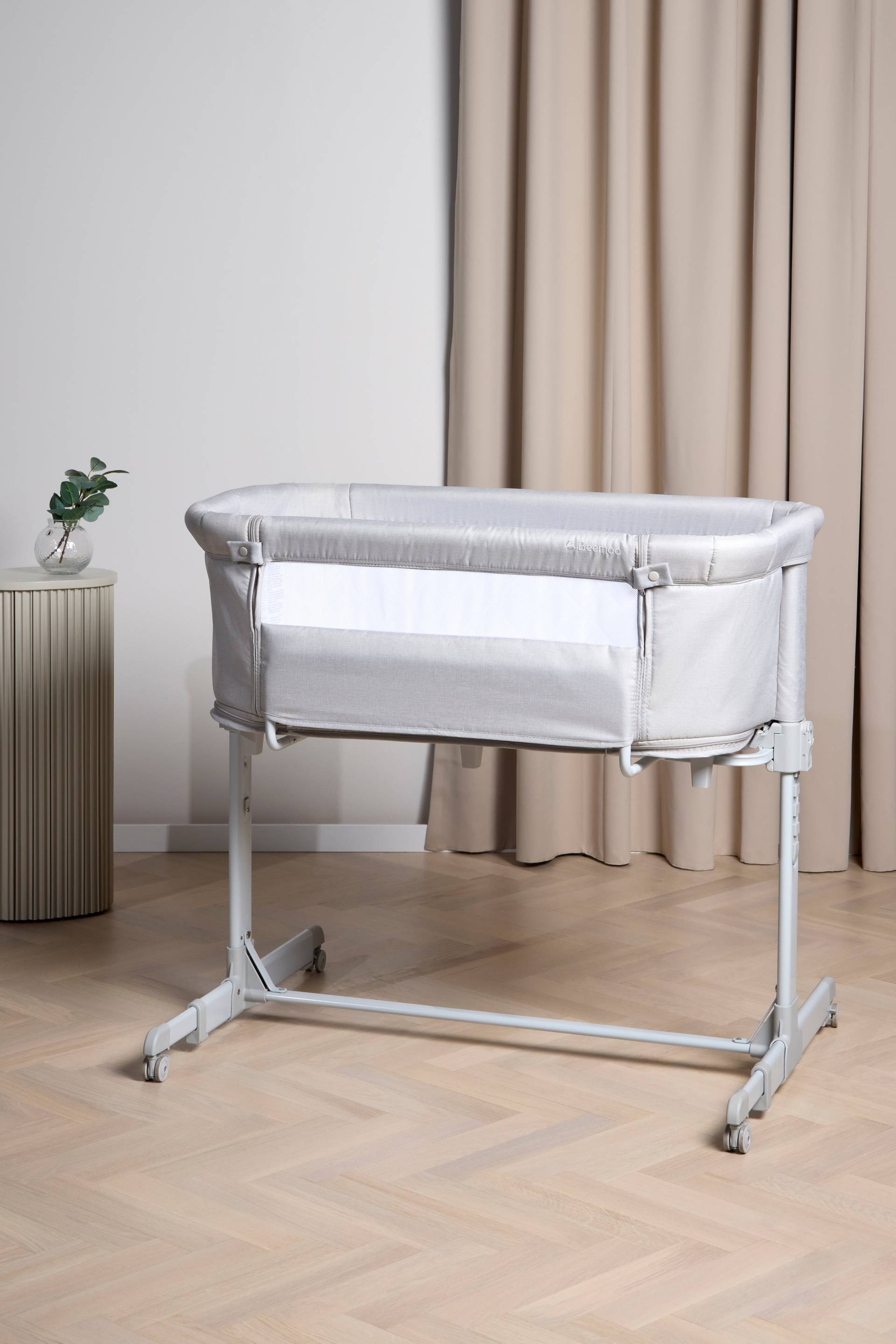 Beemoo CARE 2-in-1 Beistellbett & Laufgitter, Light Grey Beemoo CARE 2-in-1 Beistellbett & Laufgitter, Light Grey von Beemoo