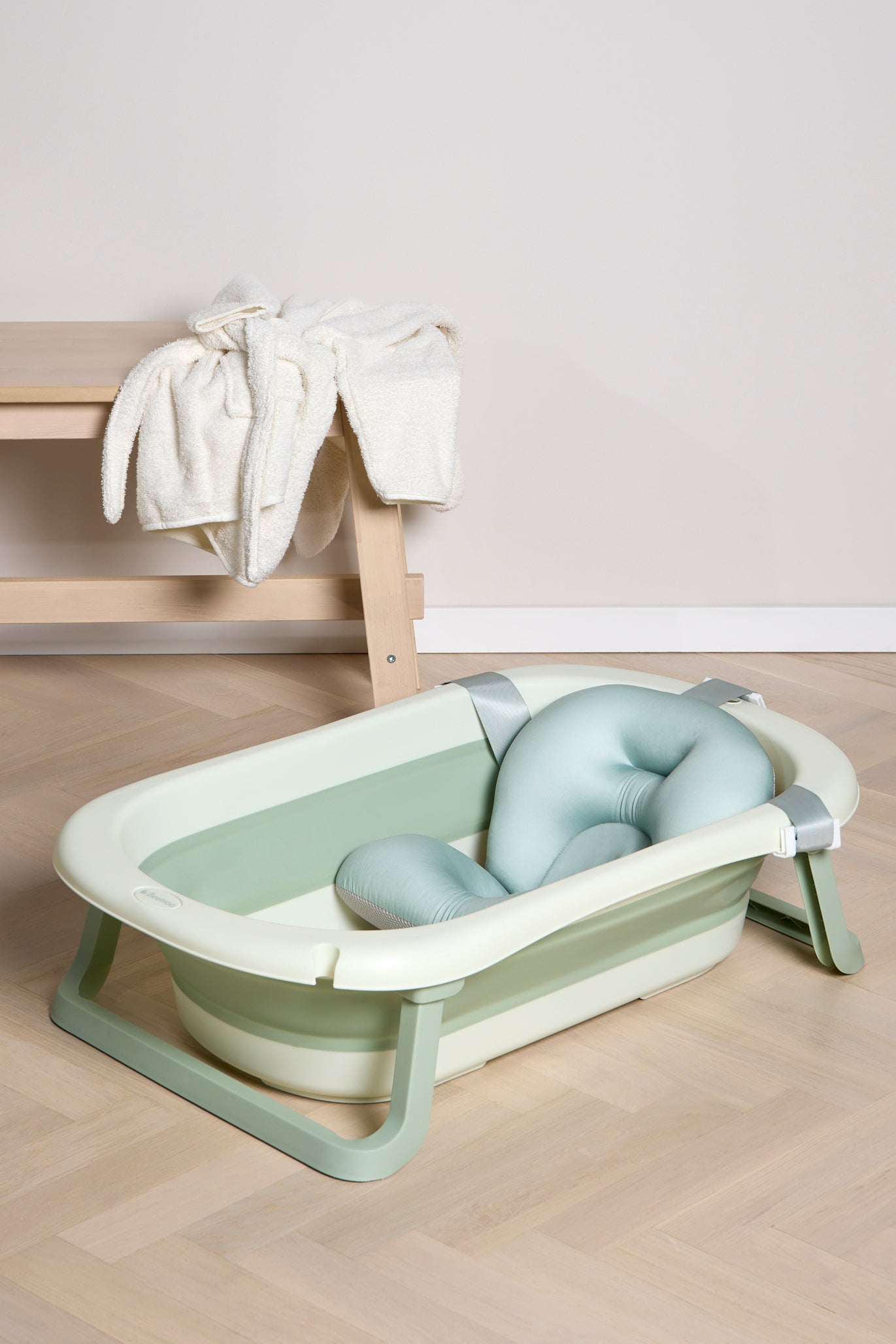 Beemoo CARE Assist Badewanne inkl. Badestütze, Soft Green Beemoo CARE Assist Badewanne inkl. Badestütze, Soft Green von Beemoo