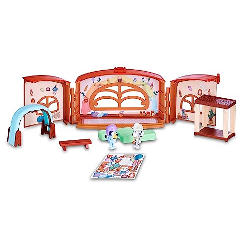 Bluey School Playset, Schule der Zeichentrickserie für Kinder, 2 Chloe-Figuren, verwandelbares Spielset mit 9 Zubehörteilen und dekorativen Seiten, 3 Jahre, Famosa (BLY40010) von BlueY