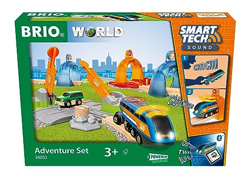 BRIO 36033 Smart Tech Sound Abenteuer- Set - Interaktives Holzeisenbahn-Set inklusive Smart Tech Sound Lok mit Aufnahmefunktion und Abenteuer-Bahnübergang - Empfohlen für Kinder ab 3 Jahren von BRIO