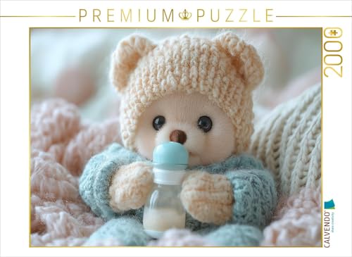 CALVENDO Puzzle Niedlicher Baby Teddybär mit Trinkflasche - EIN Moment voller Geborgenhei | 2000 Teile Lege-Größe 90 x 67 cm Foto-Puzzle für glückliche Stunden von CALVENDO