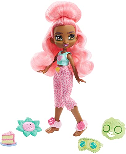 Cave Club GTH03 - Pyjamapartyspaß Fernessa Puppe, bewegliche Puppe mit pinken Haaren und 3 Zubehörteilen, Geschenk für Kinder ab 4 Jahren, multicolor von Mattel