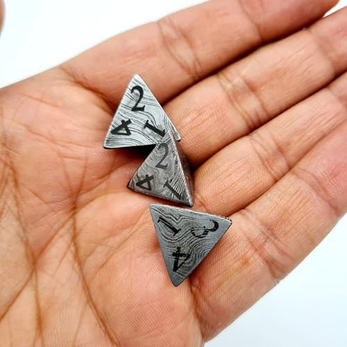 Damast DND Würfel D4 | Handgefertigt Spielbank Würfel | Damast Stahl Casino Dice | 18mm 4-seitig | Deko Stahlwürfel Damast DND Würfel D4 | Handgefertigt Spielbank Würfel | Damast Stahl Casino Dice | 18mm 4-seitig | Deko Stahlwürfel von Craftomatik