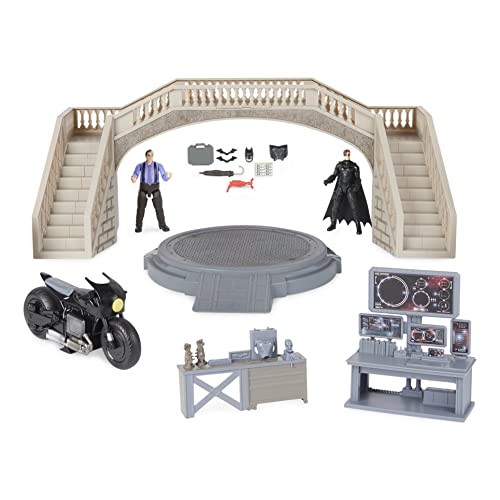 DC Comics, Batman Batcave mit exklusiven Batman Figuren, Penguin und Batcycle, Sammlerspielzeug aus dem Batman Film für Jungen ab 3 Jahren von DC Comics