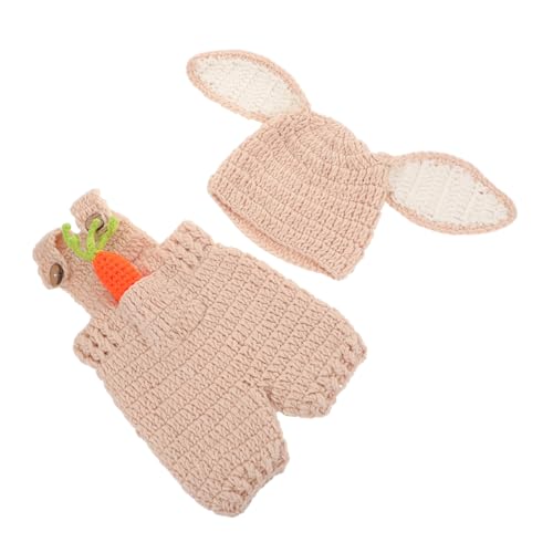 DEARMAMY Neugeborenen Häschen Kostüm Handgefertigtes Bunny Outfit mit Gehäkeltem Karotten-prop und Gestrickter Latzhose Süßes Fotoshooting Zubehör für Jungen und Mädchen DEARMAMY Neugeborenen Häschen Kostüm Handgefertigtes Bunny Outfit mit Gehäkeltem Karotten-prop und Gestrickter Latzhose Süßes Fotoshooting Zubehör für Jungen und Mädchen von DEARMAMY