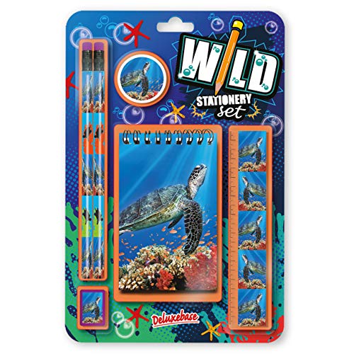 Wild Stationery Set - Schildkröte von Deluxebase. Diese niedlichen Stationären Schulsets für Mädchen und Jungen enthalten 2 Bleistifte, Radiergummi, Spitzer, Lineal und Notizbuch von Deluxebase