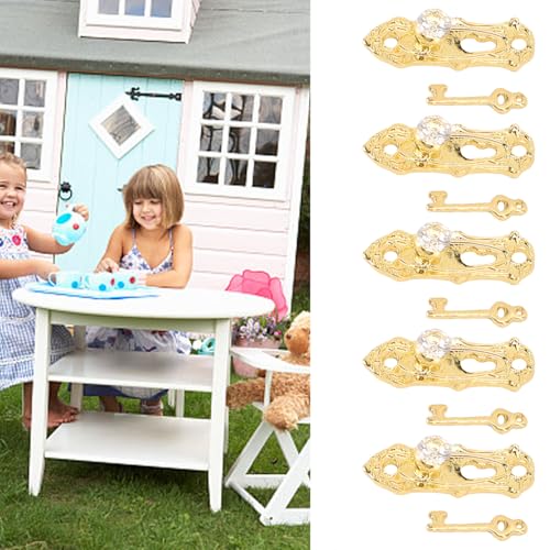 Dilwe Miniatur -Tür -Hardware, 10 Set 1:12 Arbeitsschloss und Wichtige Set -Legierungstürhäute -Türknöpfe für Realistische Miniaturraumdekoration Dilwe Miniatur -Tür -Hardware, 10 Set 1:12 Arbeitsschloss und Wichtige Set -Legierungstürhäute -Türknöpfe für Realistische Miniaturraumdekoration von Dilwe