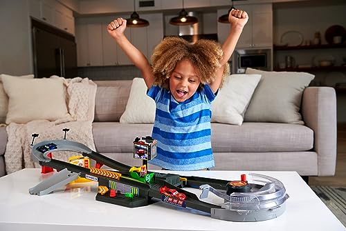 Mattel DISNEY Pixar Cars Piston Cup Action - Interaktives Rennstrecken Spielset, Beschleuniger, Boxengassen, Siegerpodest, Lightning McQueen Fahrzeug, für Kinder ab 4 Jahren, HPD81 von Mattel