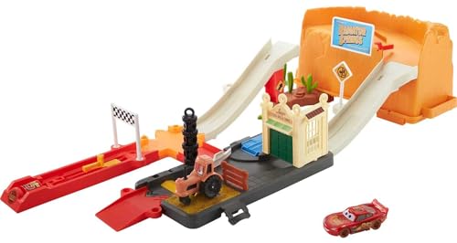 Disney Pixar Cars HDN02 - Renn & Los Spielset mit Aufbewahrungswanne, 20+ Teile, 1 Lightning McQueen Fahrzeug & 1 Traktor, 3 verschiedene Konfigurationen, Spielzeuggeschenk für Kinder ab 4 Jahren von Mattel