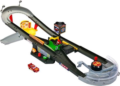 DISNEY Pixar Cars Piston Cup Action - Interaktives Rennstrecken Spielset, Beschleuniger, Boxengassen, Siegerpodest, Lightning McQueen Fahrzeug, für Kinder ab 4 Jahren, HPD81 von Mattel