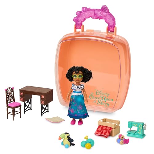 Disney Store Offizielles Mirabel Minipuppen-Spielset, Encanto, Once Upon a Story Kollektion, 10-TLG., Figurenset mit Zubehör, inklusive Pico, Nähmaschine, Tisch, Stuhl, Ab 3 Jahren von Disney Store