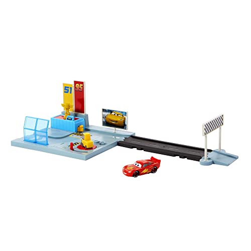 Disney Pixar Cars HGV69 - On The Road Dinoco Rusteze Rennzentrum Spielset mit Lightning McQueen Spielzeugauto, Raketenwerfer, Kurzstrecke und Spinning Boxen, Spielzeuggeschenk für Kinder ab 4 Jahren von Mattel