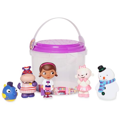 Disney Store Official - Doc McStuffins - Badespielzeugset - 5 Teile - Mit Dottie, Hallie, Lammie und Anderen - Mit Eimer und Siebdeckel - Spielzeug für Bad, Planschbecken und Garten - Ab 6 Monaten von Disney Store