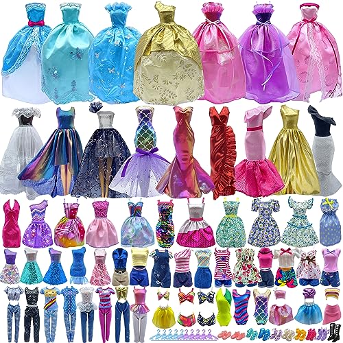 60-teiliges Puppenkleidungsset für 29,2 cm große Puppe und Barbie: 4 Hochzeitskleider, 2 Abendkleider, 8 Modekleider, 6 lässige Outfits, 10 Paar Schuhe, 10 Mode-Accessoires und 20 Kleiderbügel. von Doll Style Studio