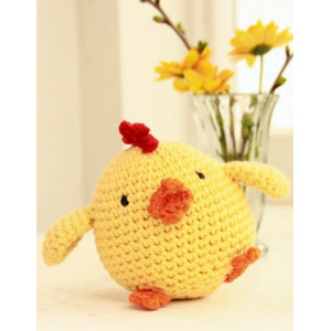 Chicken Little by DROPS Design - Häkelmuster mit Kit kleines Huhn 12 c - One Size von Drops - Garnstudio